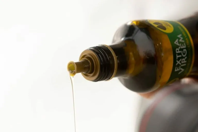 Stopper for olive oil bottles